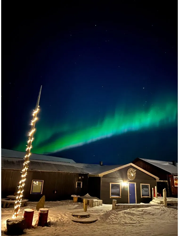 Aurora boreale sulle case di Longyearbyen